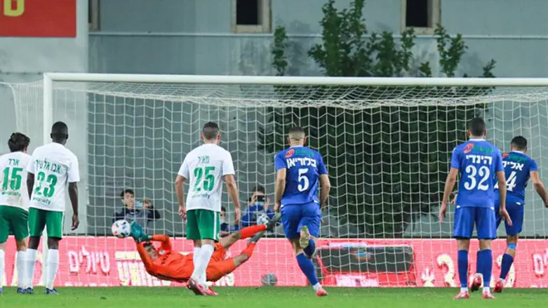 ג'וש כהן עוצר הערב את הפנדל הדרמטי