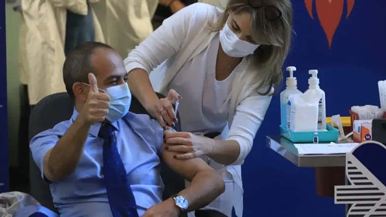 Профессор Рони Гамзо проходит вакцинацию