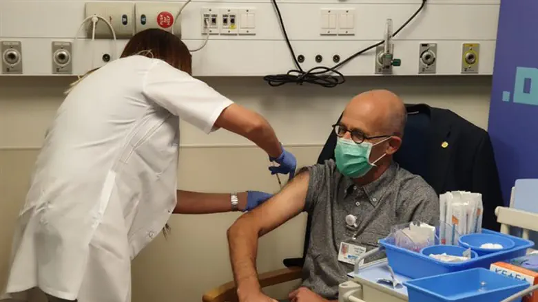 Офер Марин проходит вакцинацию