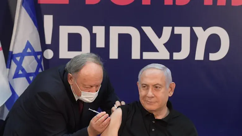 Цви Герман Беркович прививает премьер-министра от коронавируса