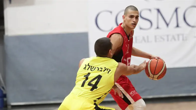 ים מדר הערב מול נתניה. בקושי רב