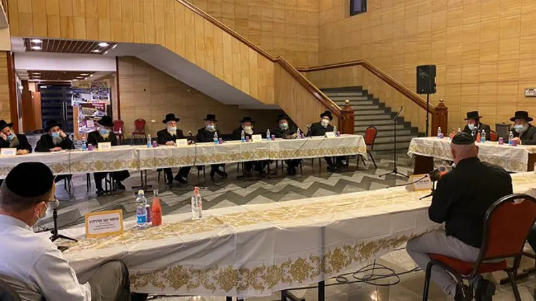 בכירי משרד הבריאות עם דייני בעלזא