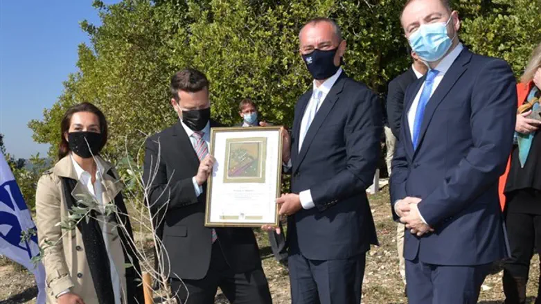 Mladenov accepts plaque