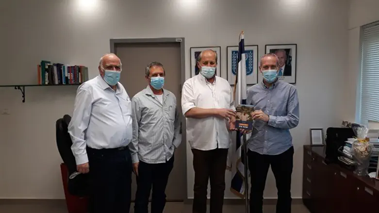 חילי טרופר מקבל את הספר