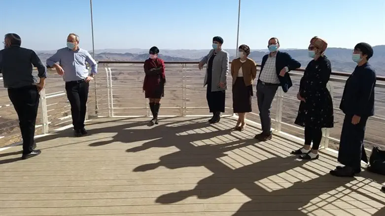 צופים על מכתש רמון