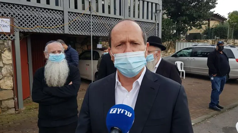 ניר Нир Баркат на похоронах Эстер Хорган