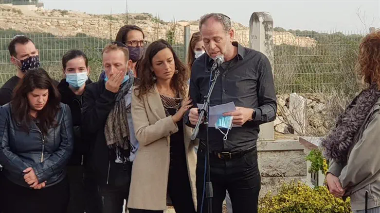 בנימין הורגן בהלווית אשתו אסתר הי"ד