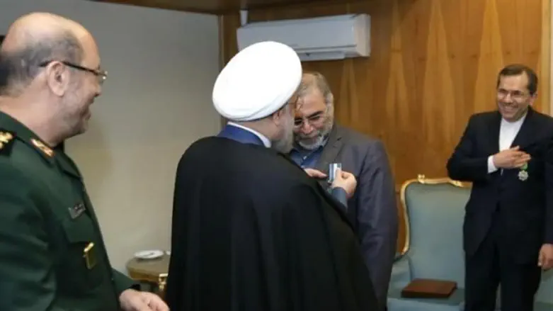 התמונה של פחריזאדה מקבל אות כבוד מרוחאני