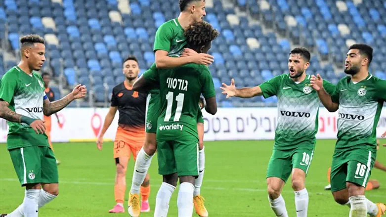 שחקני חיפה חוגגים עוד ניצחון בדרך לאליפות