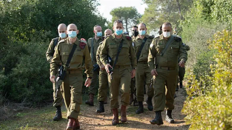 כוכבי עם קצינים בכירים ביער ריחן