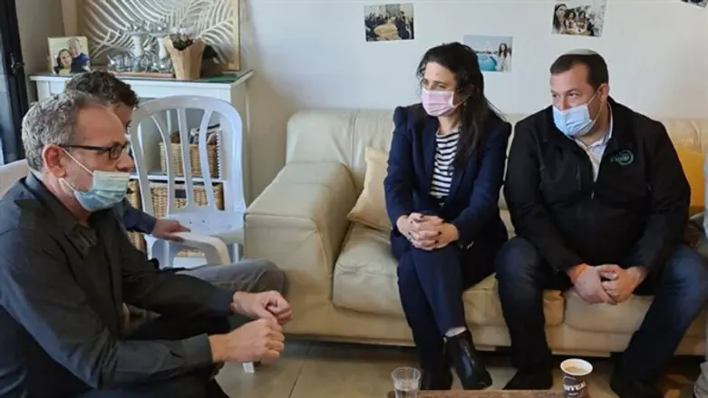 Айелет Шакед и Йоси Даган утешают членов семьи Хоран