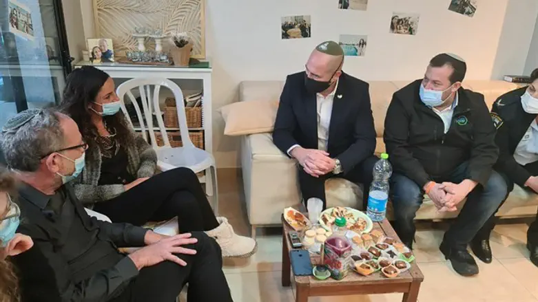 השר אמיר אוחנה בבית משפחת הורגן
