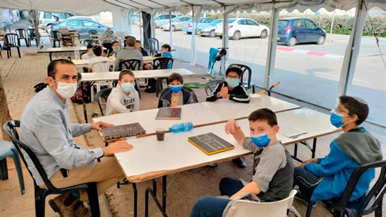 אחת מקבוצות הלימוד בבית המדרש