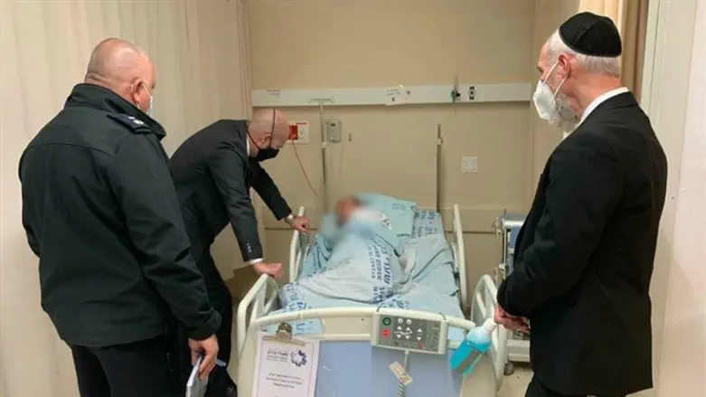 השר לביטחון פנים מבקר את יוסף פליישמן בבית החולים