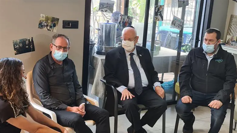 Реувен Ривлин и Йоси Даган в семье Хорган