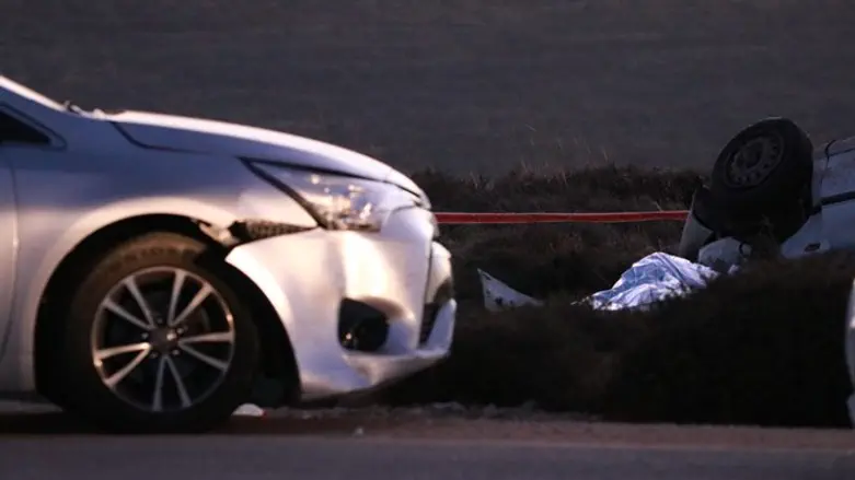 רכב הבלשים עם סימני הניגוח בזירה ורכב הנערים ההפוך