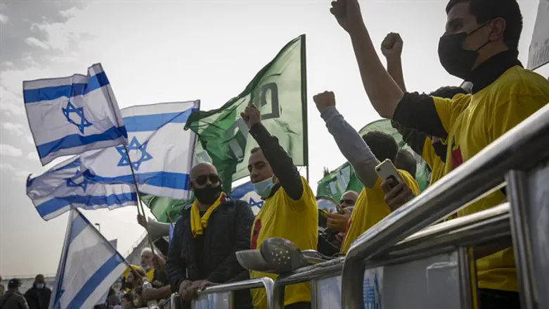 Restaurant owners and workers protest outside Knesset against lockdown