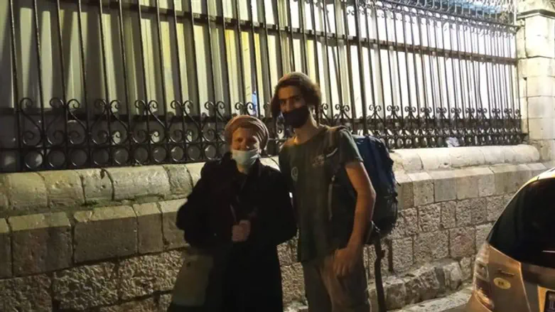 אליקים נחום ואמו אסנת ביציאה מהמעצר