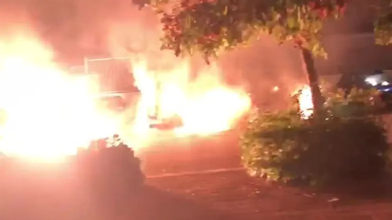 Взрывы и пламя в Лоде