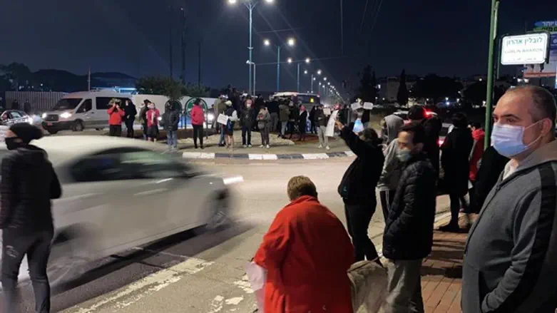 תושב לוד מפגינים