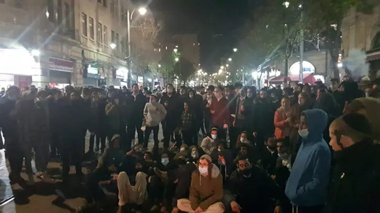 Участники акции протеста блокировали трамвайные рельсы