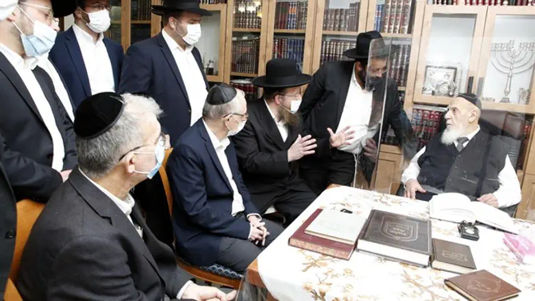 הרב שלום כהן עם בכירי "כללית"