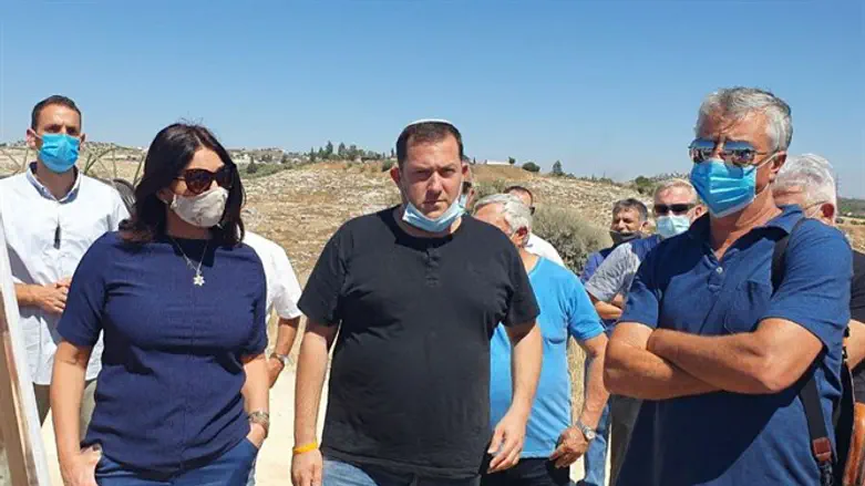 Regev (L), Dagan (C)