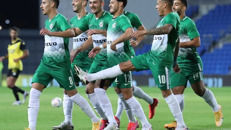 שחקני חיפה הערב. חוגגים סיבוב ראשון מרשים