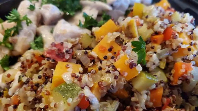 תבשיל קינואה וחזה עוף מוקפץ