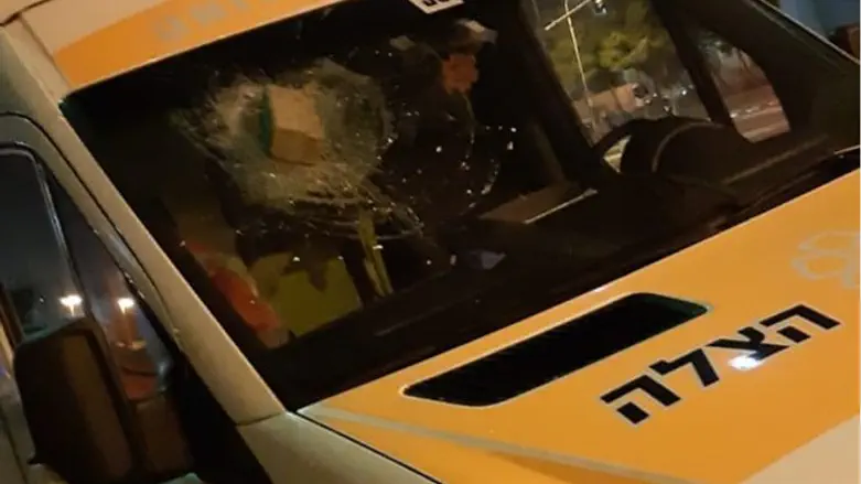 ערבים ניפצו שמשת אמבולנס