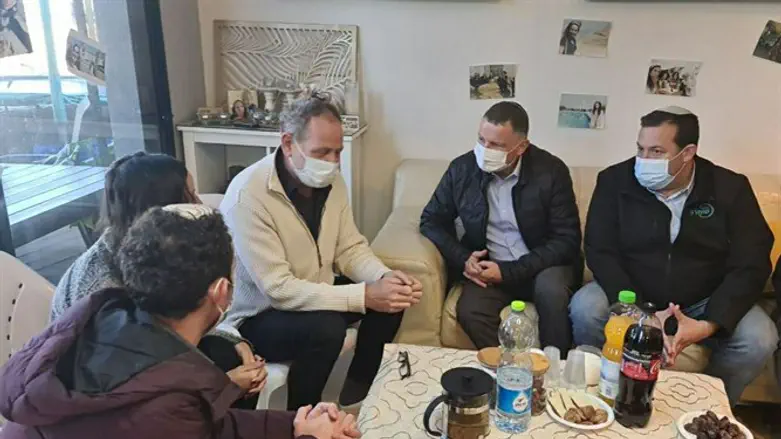 השר אדלשטיין ודגן בבית משפחת הורגן