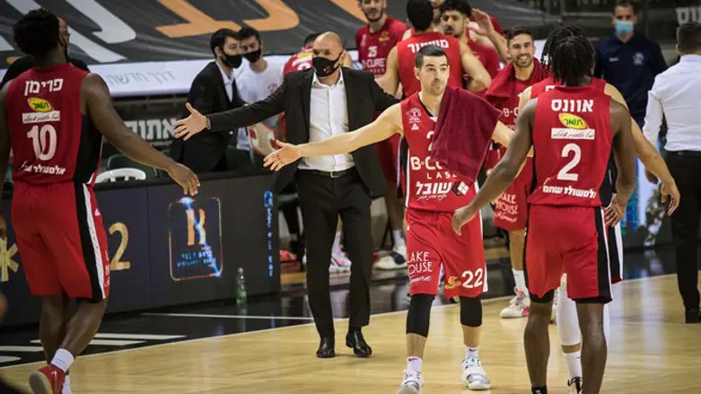 שחקני הפועל חוגגים ניצחון בדרבי הערב