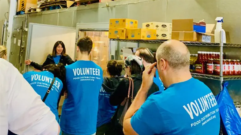 מתנדבים במרכז חלוקת מזון בניו יורק שמתנהלת על ידי המועצה המטרופוליטן לעוני יהודי