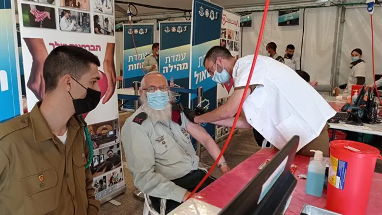 הרב אייל קרים מתחסן לקורונה