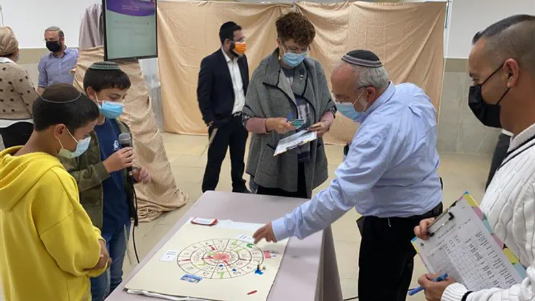 השופטים בוחנים את העבודות השונות