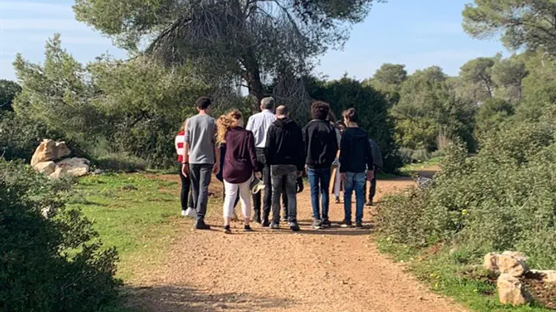 משפחתה של אסתר הורגן מטיילת ביער שבו נרצחה