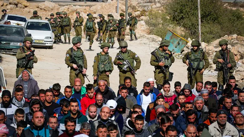 IDF soldiers guard entrance to Temple Mount