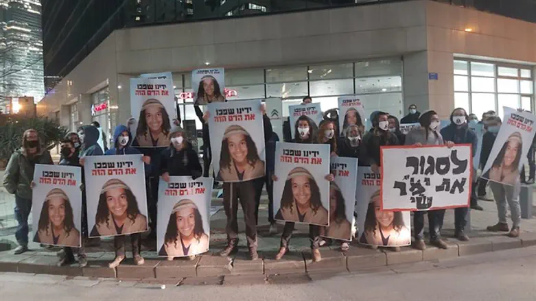 Protesters against police conduct in death of Ahuvya Sandak