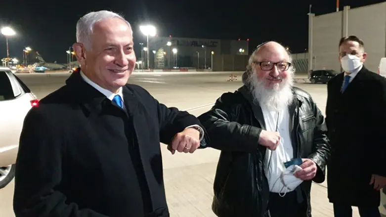 נתניהו מקבל את פולארד בשדה התעופה