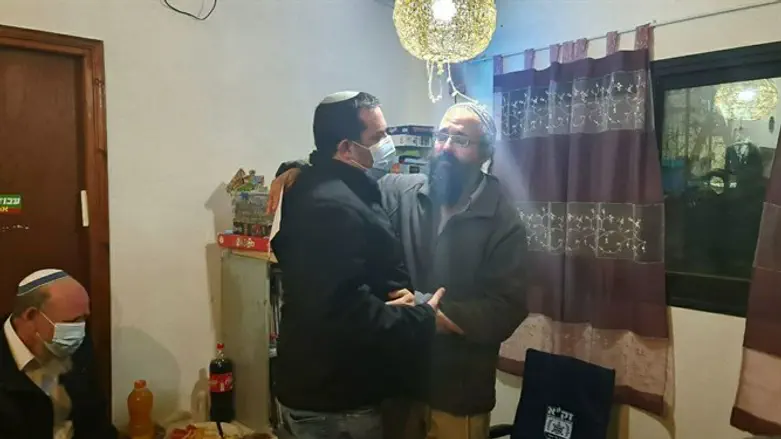 יוסי דגן אצל משפחת סנדק. 