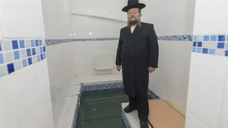 הרב זלצמן במקווה המשופץ