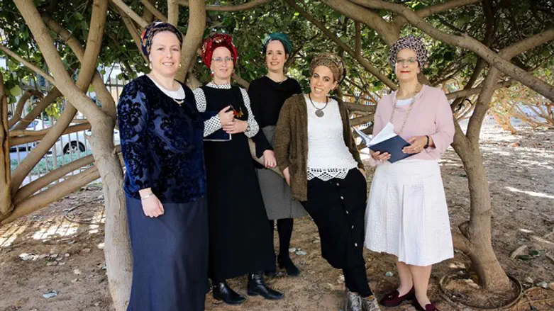 מימין:הרבניות מירב (טובול) כהנא, שולמית בן שעיה, לאה ויזל, עידית שילה ויעל אראלי