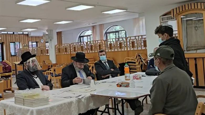 הרב אמסלם ובית דינו