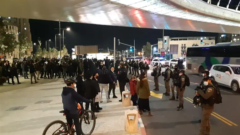 מחאה בגשר המיתרים בעקבות מותו של אהוביה סנדק