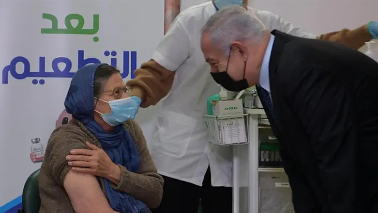 בנימין נתניהו במרכז החיסונים בטירה