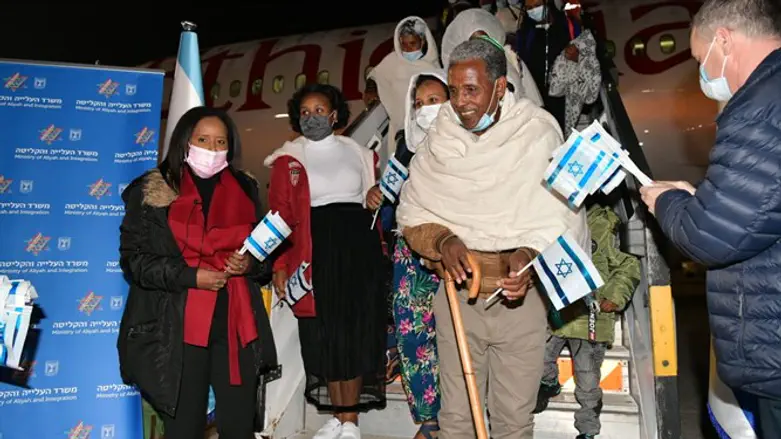 פנינה תמנו שטה עם העולים החדשים