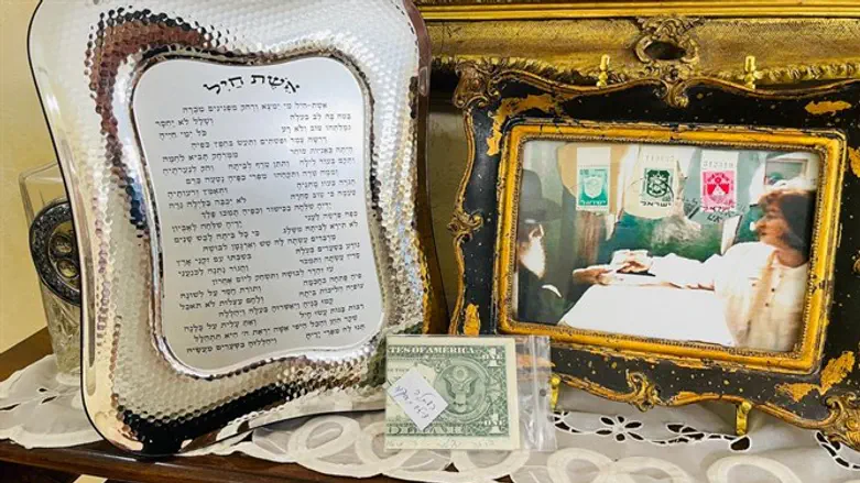 על המדף בסלון דירתנו 