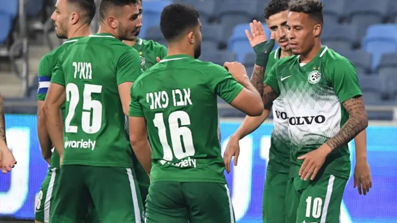 שחקני חיפה חוגגים הערב ניצחון שמיני ברציפות