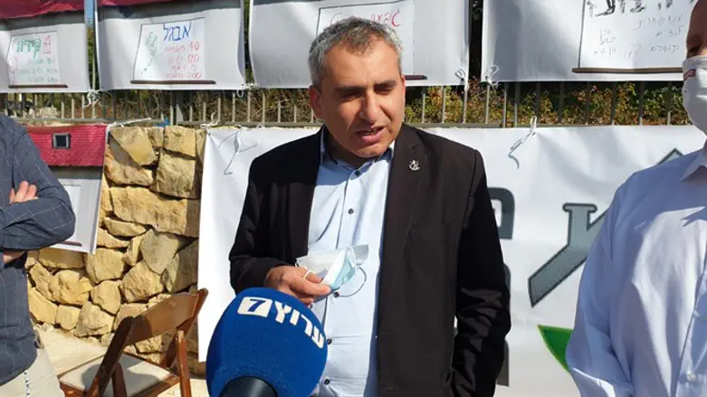 אלקין במאהל ההתיישבות הצעירה;