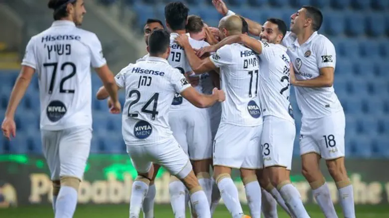 שחקני מכבי חוגגים הערב עוד ניצחון